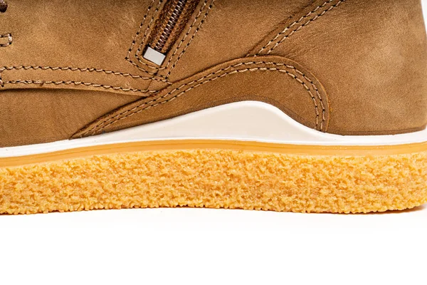 Parte di stivali invernali in pelle marrone con allacciatura su sfondo bianco — Foto Stock