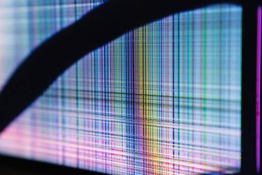 Kırık LCD TV monitörü. Bozuk ekipman onarımı.