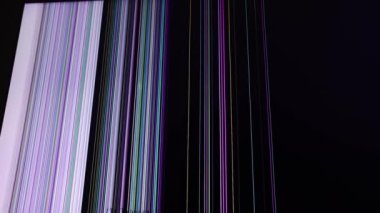Kırık LCD TV monitörü. Bozuk ekipman onarımı.