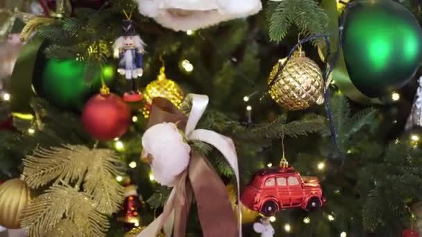 Part of the Christmas tree with different toys and an electric garland. — Vídeo de Stock