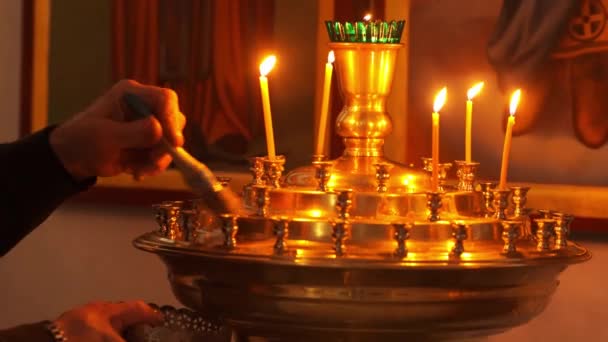 Un candilo est un grand chandelier devant une icône dans une église orthodoxe. — Video