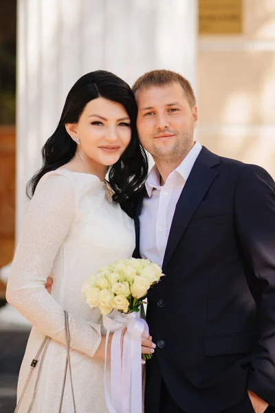 Recém-casados. um homem e uma mulher apaixonados em vestidos de noiva. — Fotografia de Stock