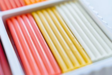 Beyaz, sarı, pembe plastik. Okul çocukları için kırtasiye mağazası.