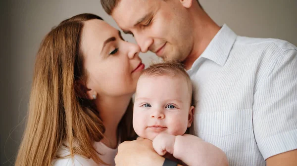 Uma família feliz com um bebê recém-nascido. mãe, pai e bebê. — Fotografia de Stock