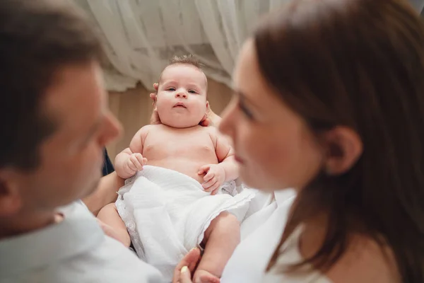 Ansicht von oben. eine glückliche Familie mit einem Neugeborenen. Mama, Papa und Baby. — Stockfoto