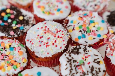 Paskalya pastalarında ya da keklerde şeker jölesi. Geleneksel tatlı ikram..