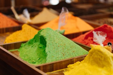 Piyasada renkli ve aromatik doğu baharatları olan tezgah.. 