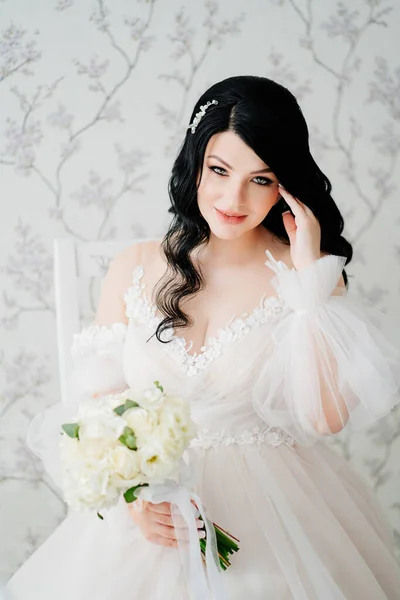 Beautiful brunette bride in white dress with bouquet. hair and makeup for bride. — Fotografia de Stock