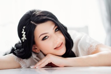 Uzun saçlı ve beyaz tokalı güzel bir esmer gelin yüzü.. 