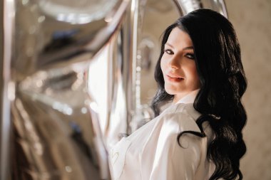 Gelinin sabahı. Güzel esmer kadın balon odasında.