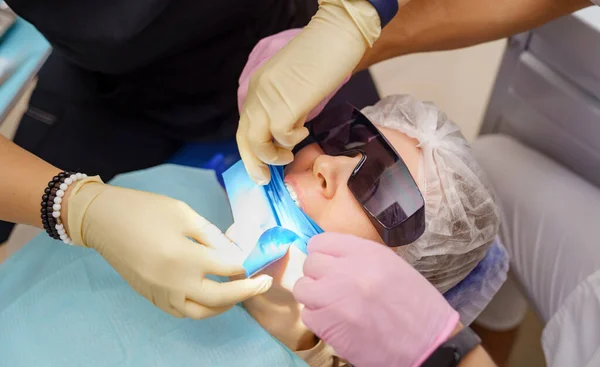 A sério. dentista se prepara para o tratamento de pacientes dentes — Fotografia de Stock