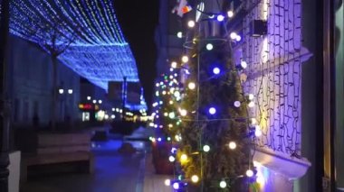 Noel ağacı, dekor ve çelenkler güçlü rüzgarlar yüzünden sendeler.. 