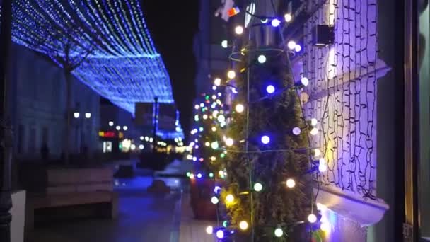 Рождественская елка, декор и гирлянды шатаются из-за сильных ветров. — стоковое видео