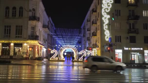 Χριστουγεννιάτικη διακόσμηση με τη μορφή καμάρας με αριθμούς στους δρόμους της πόλης. — Αρχείο Βίντεο