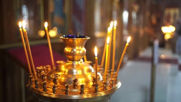 Un candilo est un grand chandelier devant une icône dans une église orthodoxe. — Video