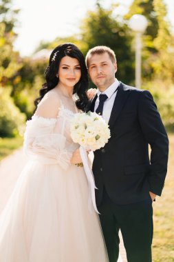 Gelin ve damat parkta. Kutlama günü düğün yürüyüşü.