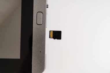 Beyaz arkaplanda usb flash diski olan gözetleme deliğinin bir parçası