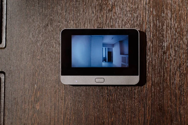 Ekran wideo z wizjerem lub domofonem na drzwiach wejściowych. — Zdjęcie stockowe