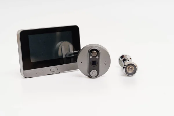 Spioncino porta normale ed elettronico con bottone e schermo su sfondo bianco — Foto Stock