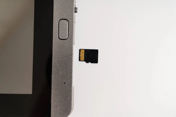 Parte de la pantalla de vídeo de la mirilla con unidad flash USB sobre un fondo blanco — Foto de Stock