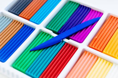 Çok renkli plastiklerle dolu büyük bir kutu. Okul çocukları için kırtasiye mağazası.