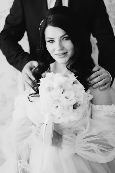 Black and white portrait. the bride and the grooms hand. protection and support — Fotografia de Stock