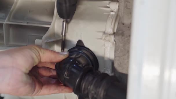 Reparation av hushållsapparater i hemmet med egna händer — Stockvideo