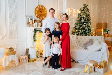 Noel ağacının yanındaki bir odada büyük, güzel ve mutlu bir aile..
