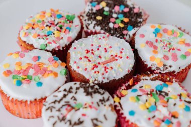 Paskalya pastalarında ya da keklerde şeker jölesi. Geleneksel tatlı ikram..