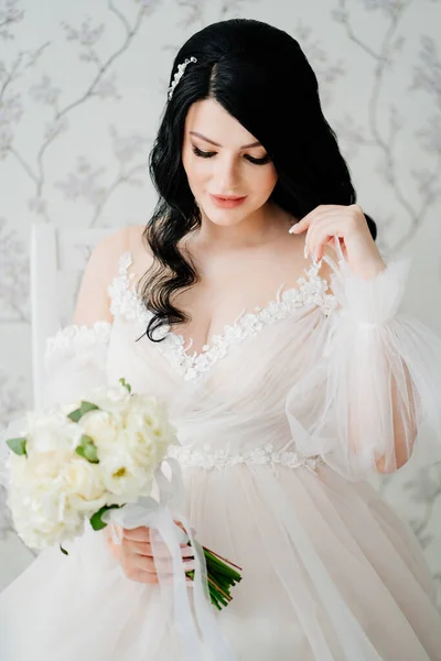 Beautiful brunette bride in white dress with bouquet. hair and makeup for bride. — 图库照片