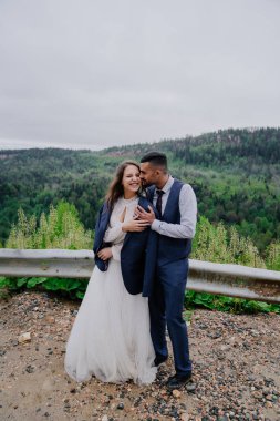 Damat ceketini gelinin üzerine giydirmiş..