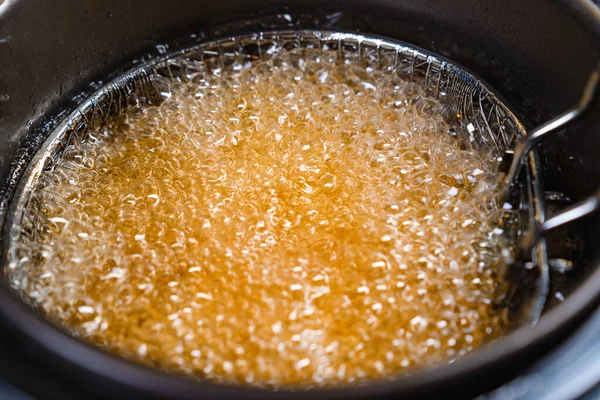 Üst Manzara. Yağ kızartma makinesinde kaynıyor. Kızartma makinesinde karides, hamurda ya da patatesde.