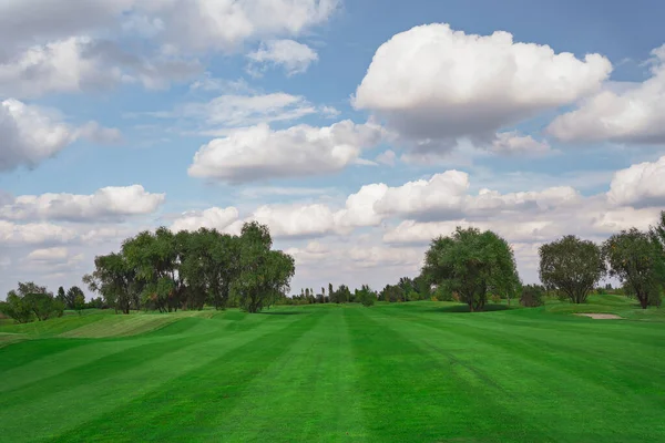 Landscape. golf course and sky with clouds. lawn grass. — Stockfoto