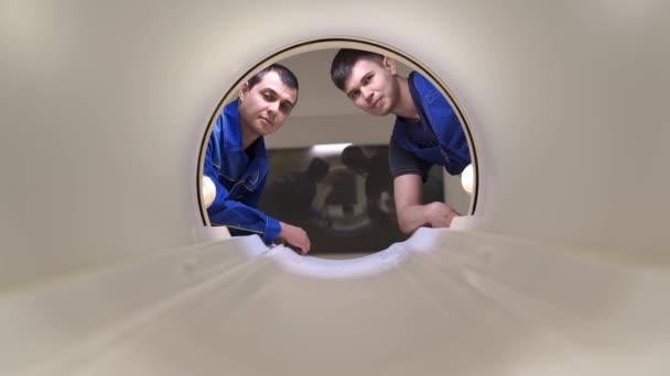 Installer engineers of the magnetic resonance imaging apparatus in the scanner. — Stock Video