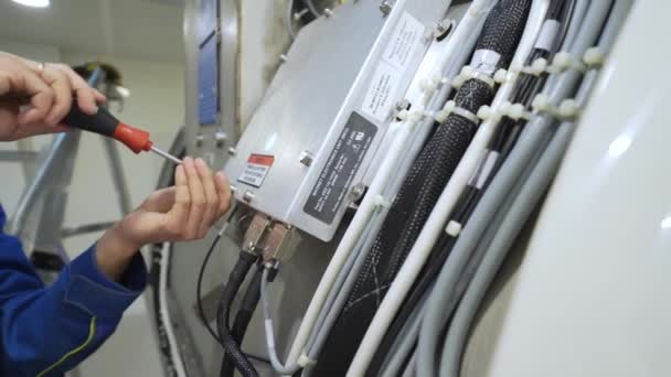Handen av ingenjör för magnetresonanstomografi apparaten konfigurera scanner. — Stockvideo