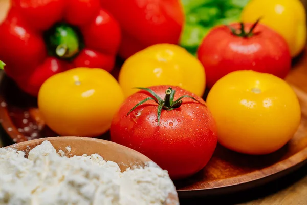 Productos agrícolas. un tazón de madera de harina y verduras en la mesa de la cocina. — Foto de Stock