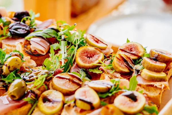 Sandwiches with dried meat, figs and arugula. — Stock Photo, Image