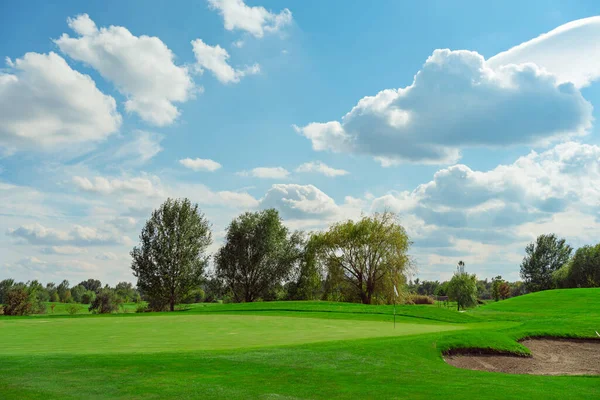Τοπίο. Γήπεδο γκολφ και ουρανός με σύννεφα. γκαζόν χόρτο. — Φωτογραφία Αρχείου