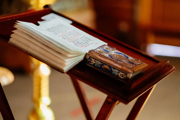 Lectern i kyrkan. Tabell där liturgiska böcker placeras under tjänstgöring — Stockfoto