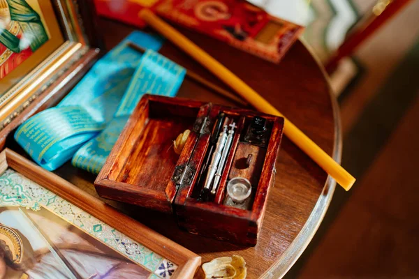 Bautismal puesto sobre la mesa en la Iglesia Ortodoxa. — Foto de Stock