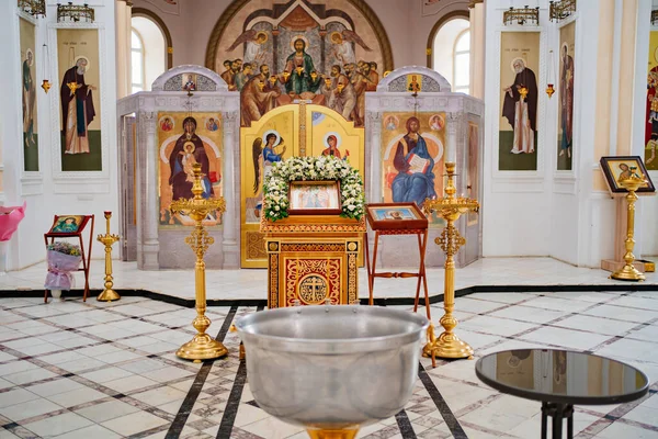 正教会、洗礼のための偶像礼拝、説教壇とフォントの後ろに祭壇 — ストック写真