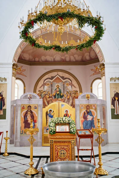 Православна церква з вівтарем за іконостасом, пульпою і шрифтом для хрещення — стокове фото