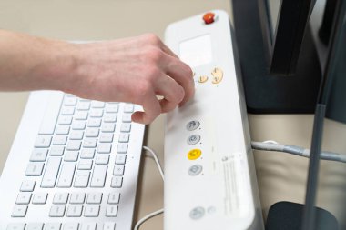 Bilgisayar tomografisinin kontrol paneli. Tıbbi tanılar için tıbbi ekipman