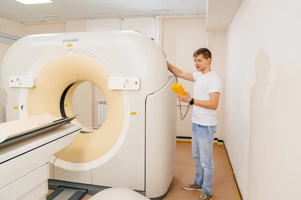 Інженер вимірює напругу в томографії комп "ютера. — стокове фото