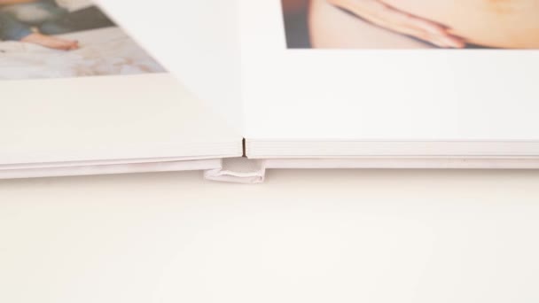 La columna vertebral de un libro de fotos y hojeando las páginas. páginas gruesas de plástico. — Vídeos de Stock