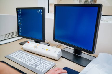 Mühendis kontrol odasındaki bilgisayarı açtı ve bir bilgisayar tomografı doğruladı.