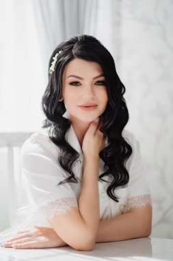 Masada beyaz ipek pijamalı esmer gelin.