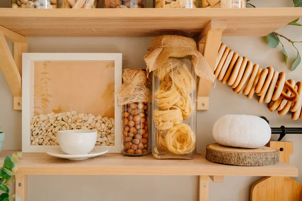 Organisation der Lagerung auf Regalen in der Küche ist aus Holz. — Stockfoto