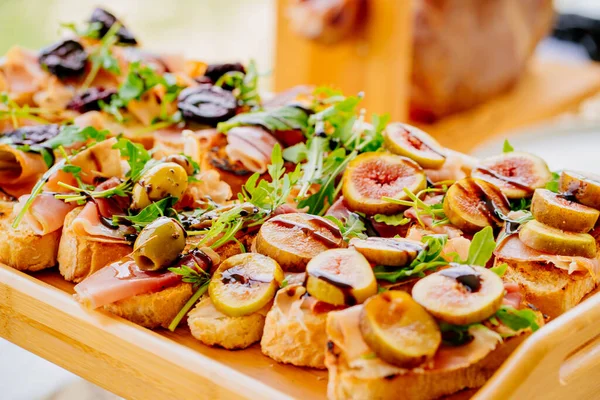 Sandwiches with dried meat, figs and arugula. — Stock Photo, Image