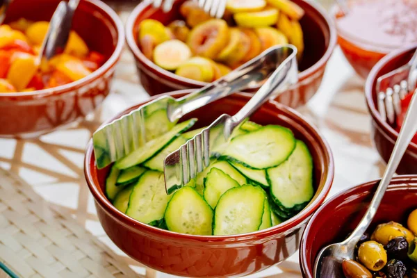 Tigelas com legumes picados e frutas na mesa. — Fotografia de Stock